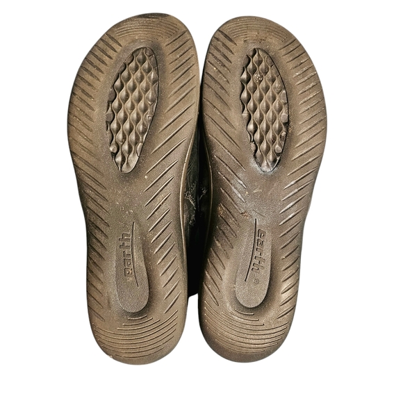 Earth 'Watson' Black Booties - Picture 5 of 9